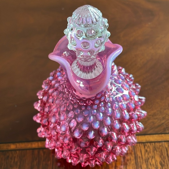 beautiful Fenton Cranberry opalescent Hobnail Cruet with stopper. - Picture 3 of 15